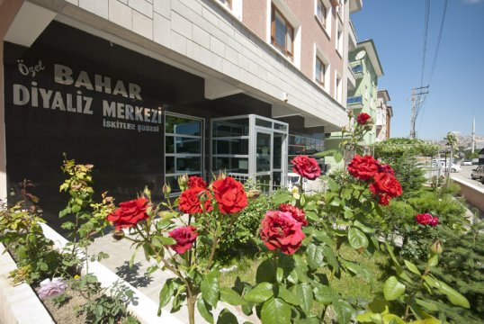 Özel Bahar Diyaliz Merkezi İskitler Şubesi’nde modern hemodiyaliz cihazlarıyla tedavi gören bir hasta, konforlu ve hijyenik tedavi ortamı.